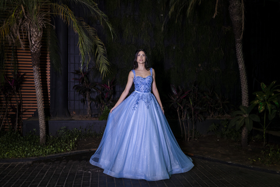 Eternizando a magia dos 15 anos da debutante Luísa na icônica Casa Bertolazzi, Vila Romana. Como fotógrafo especialista em festas de 15 anos em SP, meu objetivo é capturar a emoção e a beleza de cada momento único
