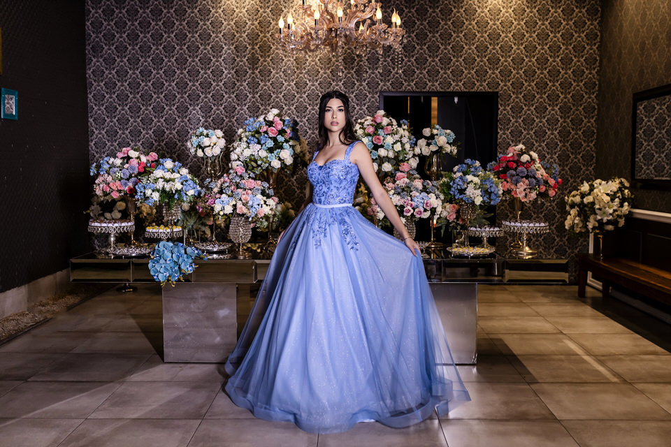 Eternizando a magia dos 15 anos da debutante Luísa na icônica Casa Bertolazzi, Vila Romana. Como fotógrafo especialista em festas de 15 anos em SP, meu objetivo é capturar a emoção e a beleza de cada momento único