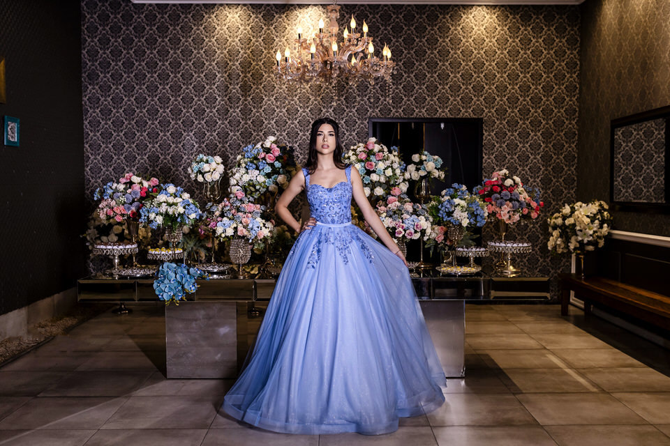 Eternizando a magia dos 15 anos da debutante Luísa na icônica Casa Bertolazzi, Vila Romana. Como fotógrafo especialista em festas de 15 anos em SP, meu objetivo é capturar a emoção e a beleza de cada momento único