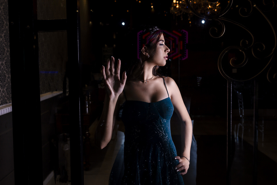 Eternizando a magia dos 15 anos da debutante Luísa na icônica Casa Bertolazzi, Vila Romana. Como fotógrafo especialista em festas de 15 anos em SP, meu objetivo é capturar a emoção e a beleza de cada momento único
