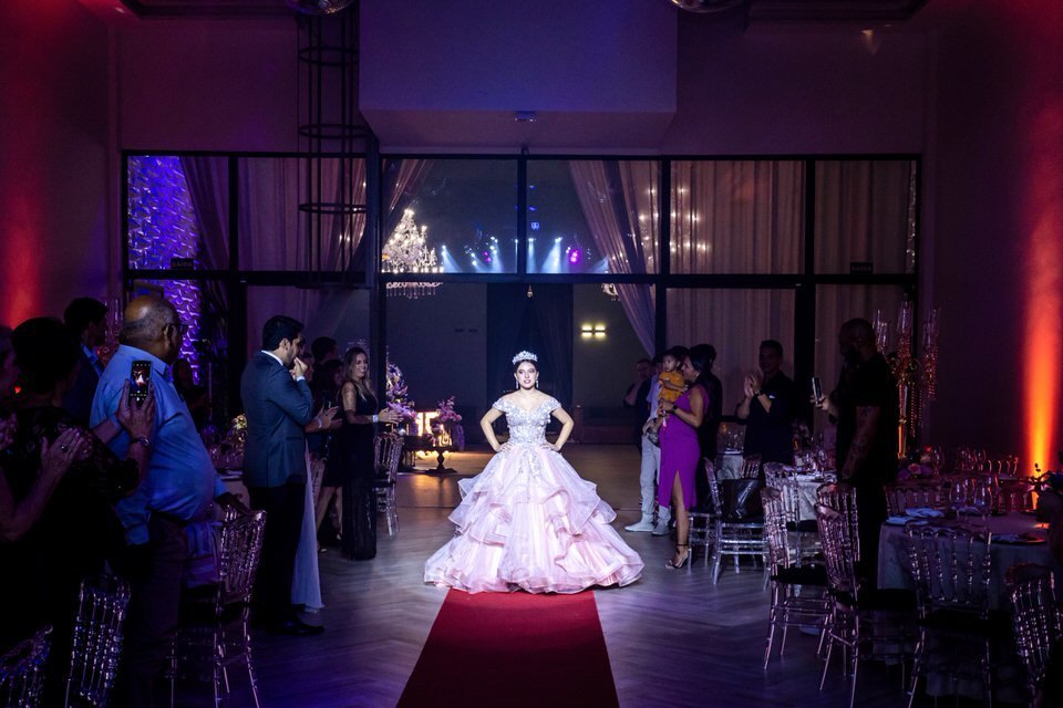 Fotógrafo de festa de 15 anos em SP registrando a entrada da debutante Roberta no salão do Espaço Illumina, na Zona Norte.