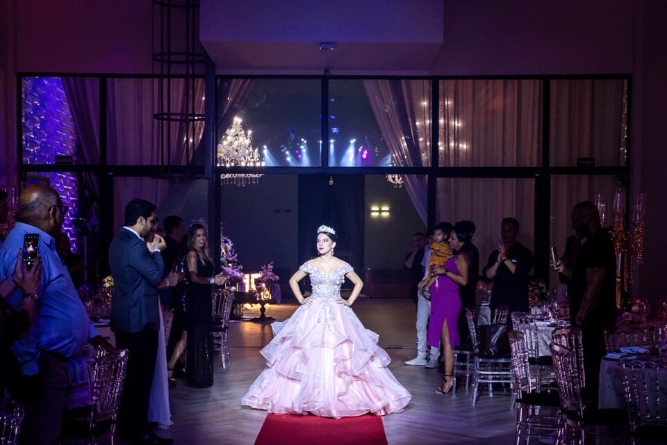 Momento da entrada da debutante Roberta para a cerimônia da sua festa de 15 anos. Cobertura fotográfica no Espaço Illumina, São Paulo.
