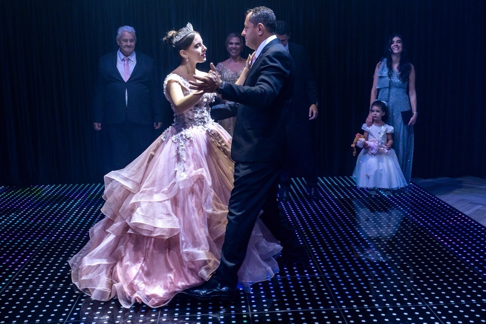 Valsa da debutante Roberta com seu pai na pista de LED da festa de 15 anos. Fotografia de debutante em São Paulo para momentos emocionantes.