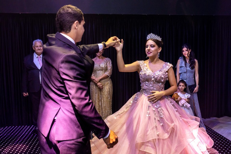 Debutante Roberta dançando com seu irmão na pista de LED durante sua festa de 15 anos. Fotógrafo de festa de 15 anos em SP registrando a emoção.