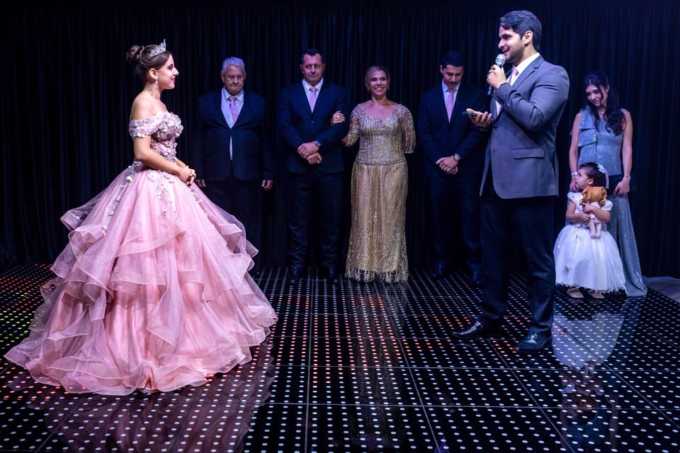 Homenagem para a debutante Roberta durante sua festa de 15 anos no Espaço Illumina. Fotógrafo de festa de 15 anos em SP registrando discursos e emoções.