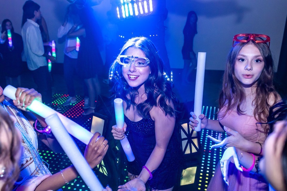Debutante Roberta se divertindo com amigos na pista de dança da sua festa de 15 anos. Fotografia da balada de debutante no Espaço Illumina, em São Paulo.