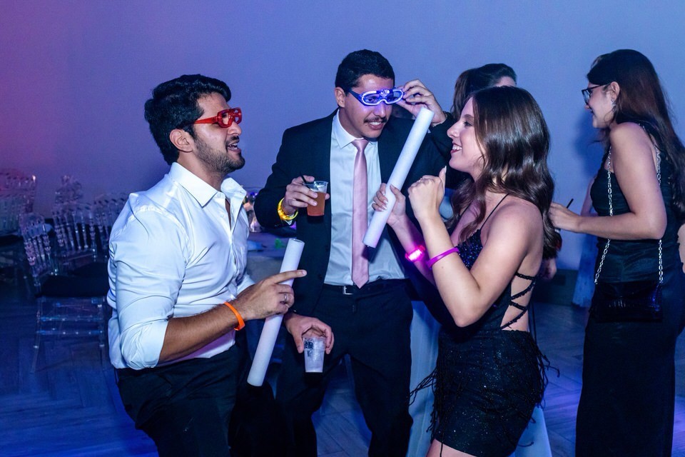 Debutante Roberta se divertindo com amigos na pista de dança da sua festa de 15 anos. Fotografia da balada de debutante no Espaço Illumina, em São Paulo.