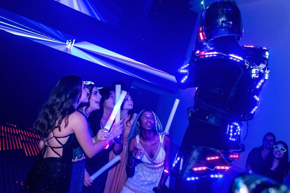 Debutante Roberta e suas amigas se divertindo com a atração do Robô de LED na balada da sua festa de 15 anos. Cobertura fotográfica da pista de dança no Espaço Illumina.