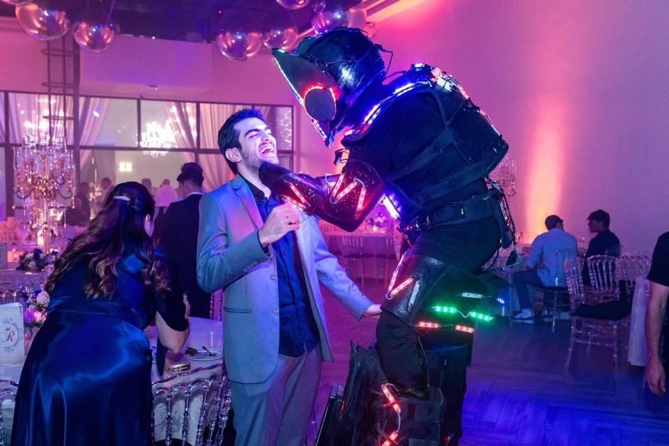 Robô de LED animando os convidados na balada da festa de 15 anos da Roberta. Fotógrafo de debutante em São Paulo registrando a diversão na pista de dança.