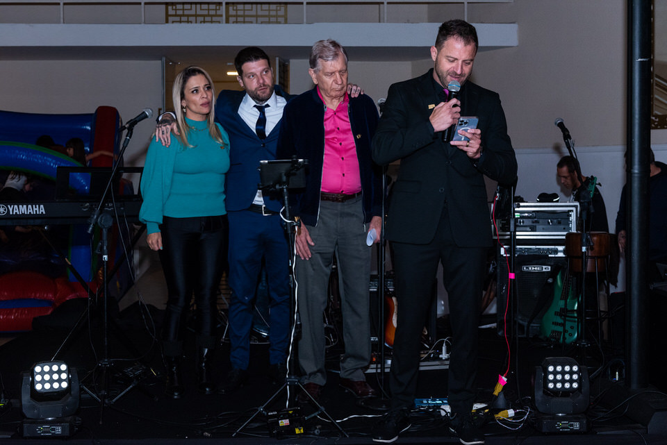 Diretor discursando no palco | Fotógrafo Corporativo no Aniversário de 70 Anos da Irajá Tintas na Mansão Genova