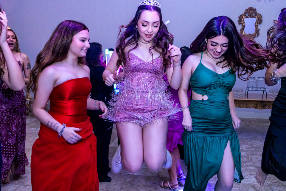 A energia desta celebração no Buffet Pavaneli Butantã. O olhar de um fotógrafo de festa de 15 anos em São Paulo é essencial. Contrate o fotógrafo de festa de 15 anos em São Paulo certo.

