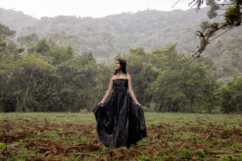 Cena poética da debutante Joana na chuva em Campos do Jordão, um clique artístico do fotógrafo de Campos do Jordão, John Edgard.