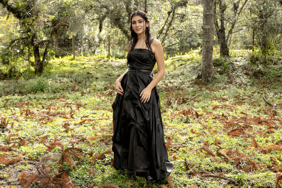 Ensaio de 15 anos da Joana com luz natural, uma especialidade do fotógrafo de Campos do Jordão, John Edgard.