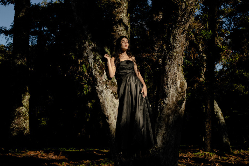 Fotografia de John Edgard, fotógrafo em Campos do Jordão, durante ensaio de debutante em Campos do Jordão.