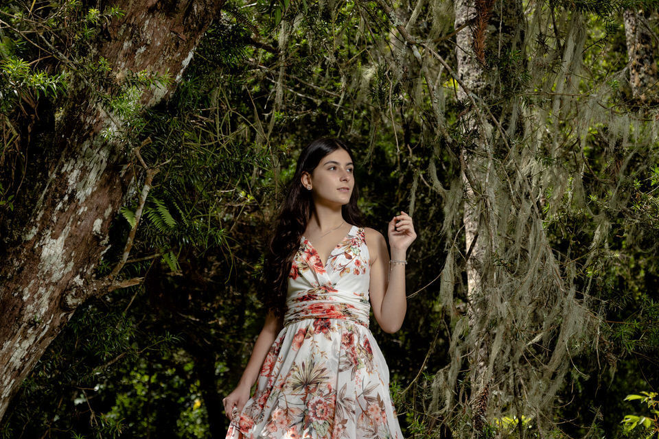 Retrato da debutante Joana sorrindo durante sua sessão de fotos, trabalho do fotógrafo de Campos do Jordão, John Edgard.