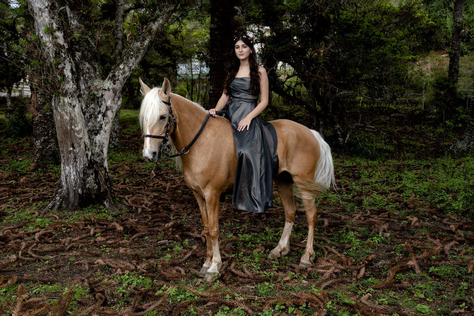 Joana montando a cavalo em Campos do Jordão, momento registrado pelo fotógrafo de Campos do Jordão, John Edgard.

