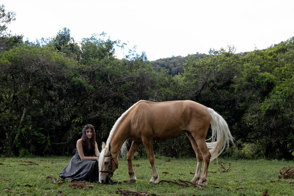 Retrato da debutante Joana ao lado de um cavalo, clique do fotógrafo de Campos do Jordão, John Edgard.