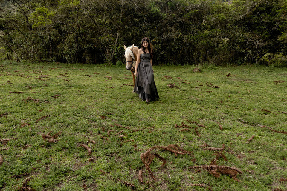 Ensaio temático de 15 anos com cavalo, fotografia de John Edgard, fotógrafo de Campos do Jordão.