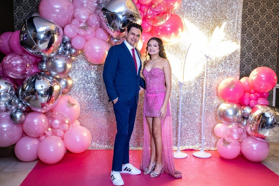 A alegria da debutante em sua festa no Buffet Casa Bertolazzi Vila Romana.