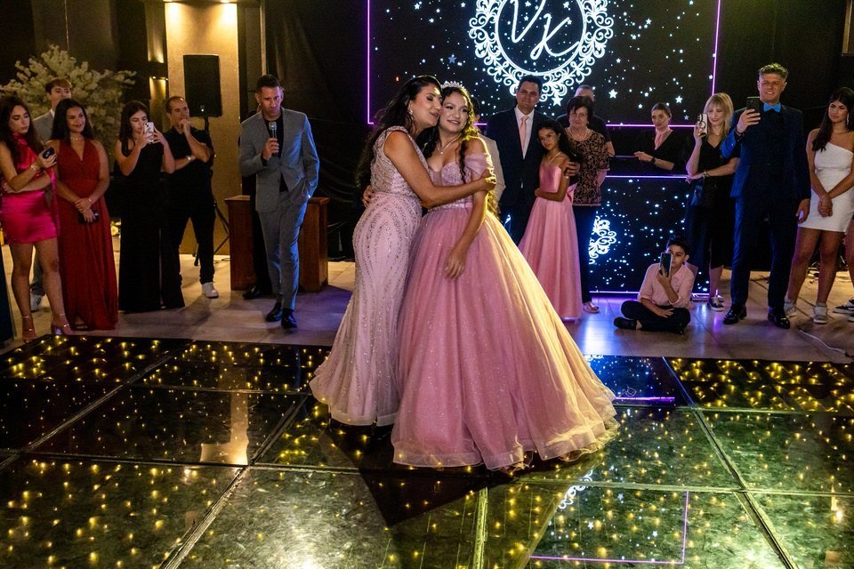 Fotógrafo de festa de 15 anos capturando a essência da debutante no Buffet Casa Bertolazzi Vila Romana.