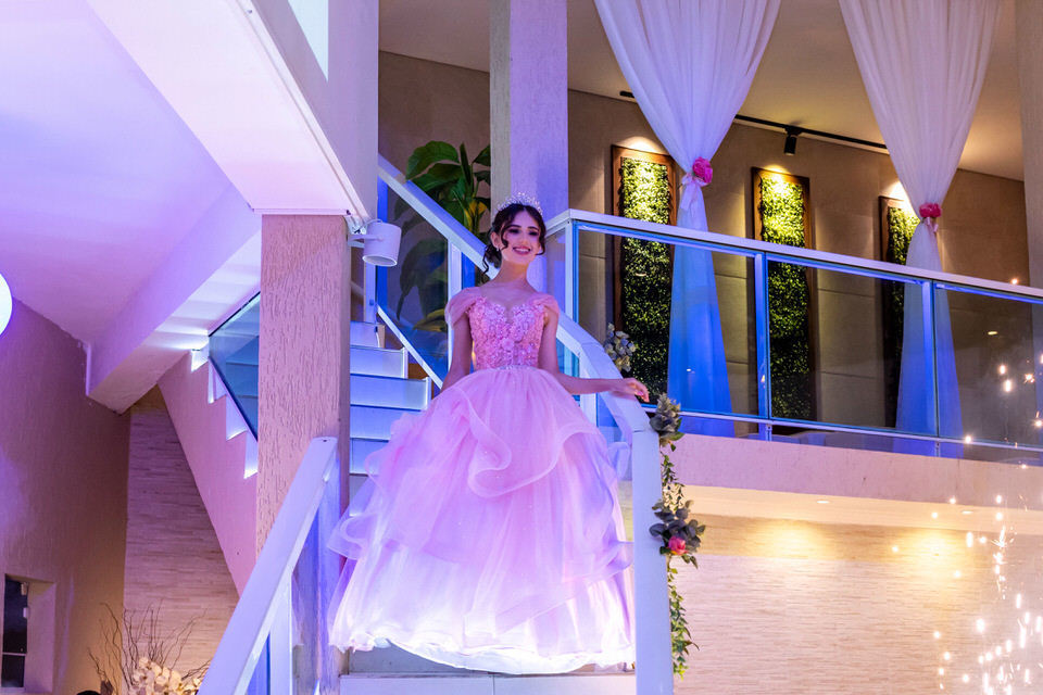 Mais que uma festa, uma memória eterna. Contrate um especialista em fotografia de debutante em SP.