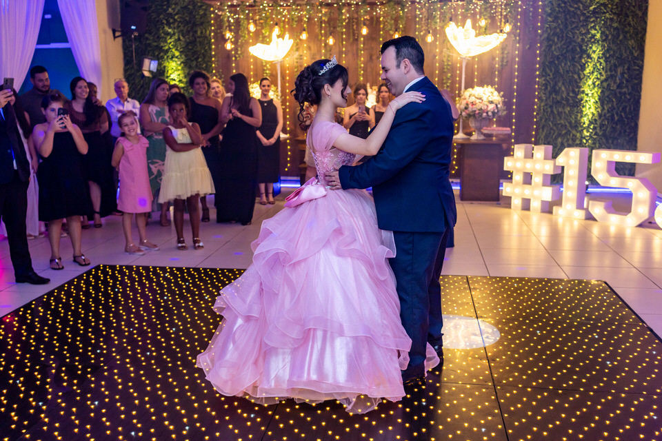 A energia única de uma festa de 15 anos. Registros autênticos e cheios de vida.