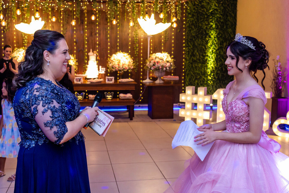 Fotografia de debutante em SP com o glamour que seu evento merece. Cenário: Espaço Gardênia.