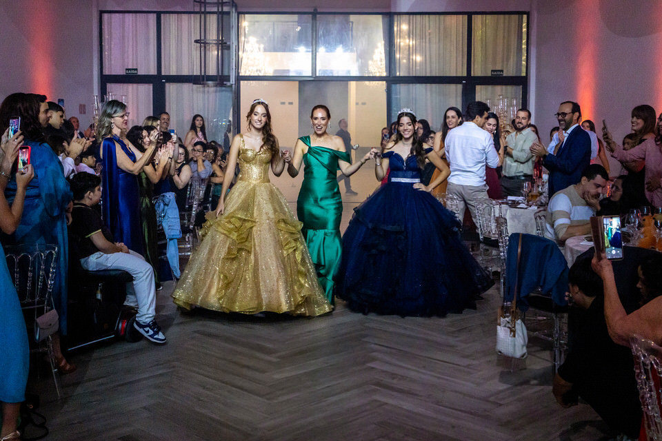 entrada das debutantes Luiza e Carol para a cerimônia da festa de 15 anos, fotografada pelo fotógrafo de São Paulo John Edgard