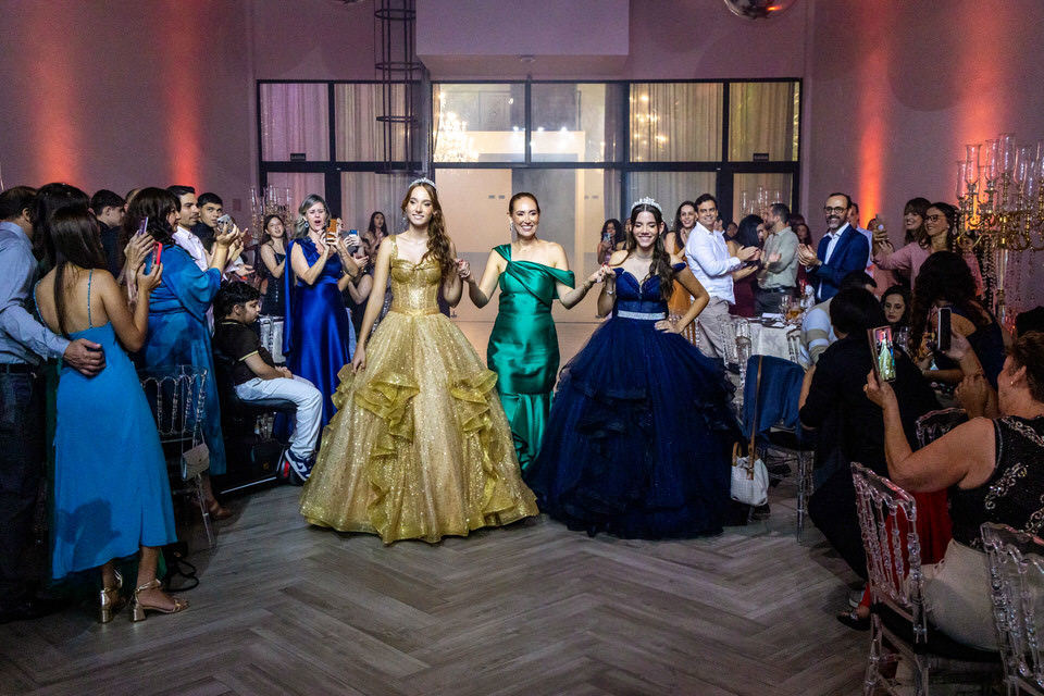 entrada das debutantes Luiza e Carol para a cerimônia da festa de 15 anos, fotografada pelo fotógrafo de São Paulo John Edgard