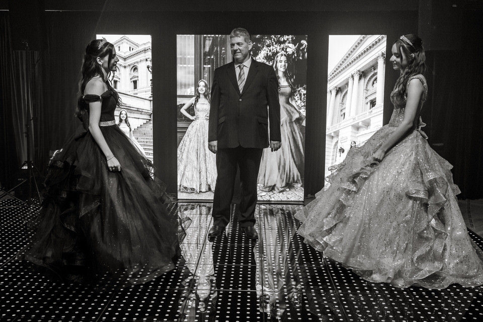 valsa das debutantes Luiza e Carol para a cerimônia da festa de 15 anos, fotografada pelo fotógrafo de São Paulo John Edgard