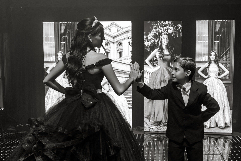 valsa das debutantes Luiza e Carol para a cerimônia da festa de 15 anos, fotografada pelo fotógrafo de São Paulo John Edgard