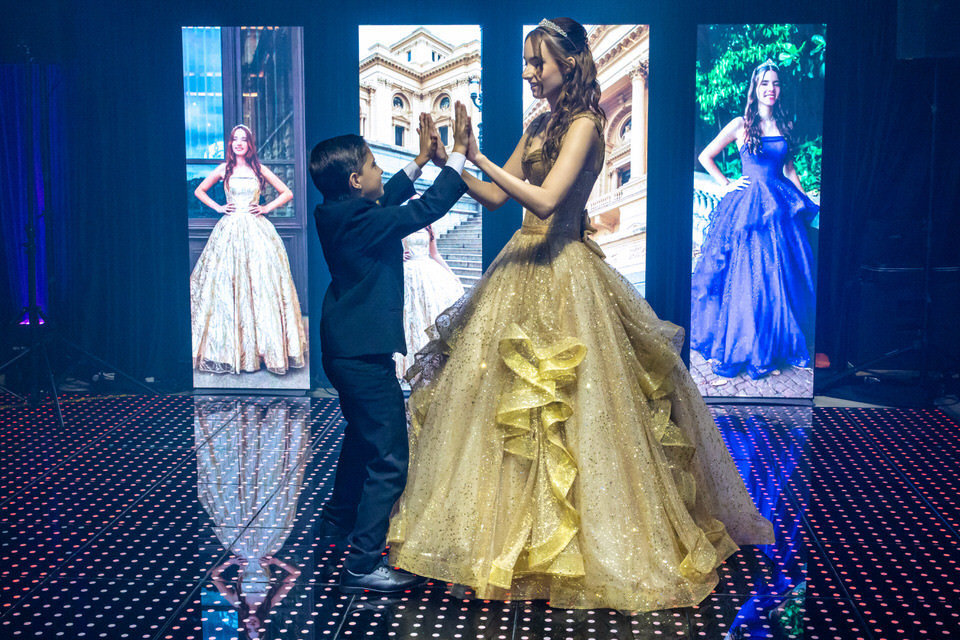 valsa das debutantes Luiza e Carol para a cerimônia da festa de 15 anos, fotografada pelo fotógrafo de São Paulo John Edgard