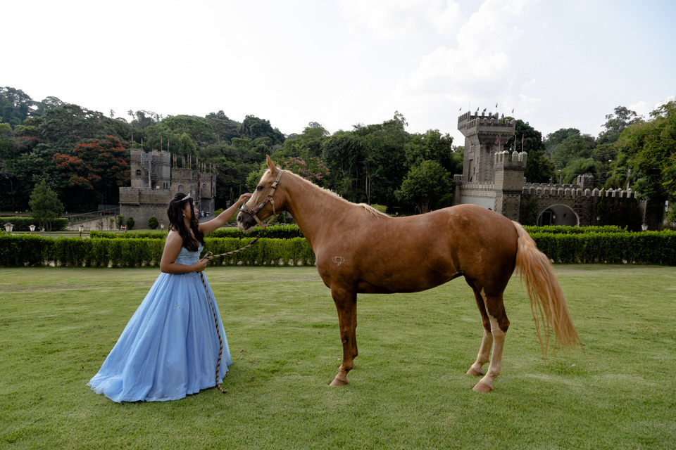 Ensaio fotográfico de debutante com o tema Bela e a Fera, no Castelo dos Vinhais em Vinhedo, fotografia de debutante John Edgard
