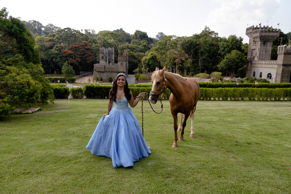 Ensaio fotográfico de debutante com o tema Bela e a Fera, no Castelo dos Vinhais em Vinhedo, fotografia de debutante John Edgard