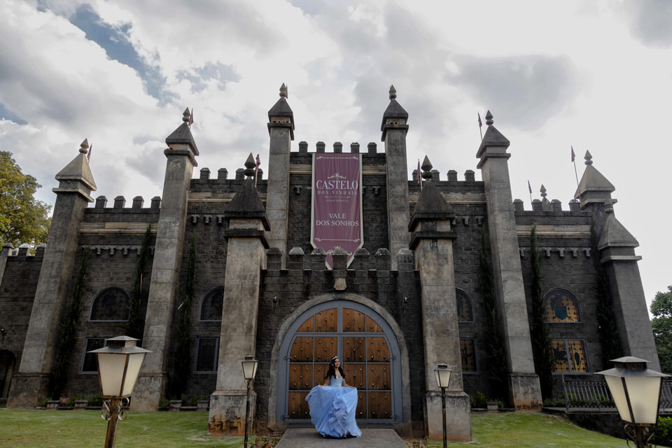 Ensaio fotográfico de debutante com o tema Bela e a Fera, no Castelo dos Vinhais em Vinhedo, fotografia de debutante John Edgard