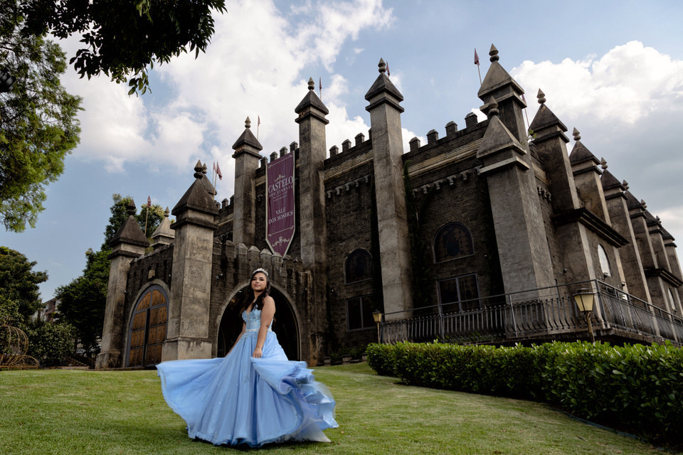 Ensaio fotográfico de debutante com o tema Bela e a Fera, no Castelo dos Vinhais em Vinhedo, fotografia de debutante John Edgard