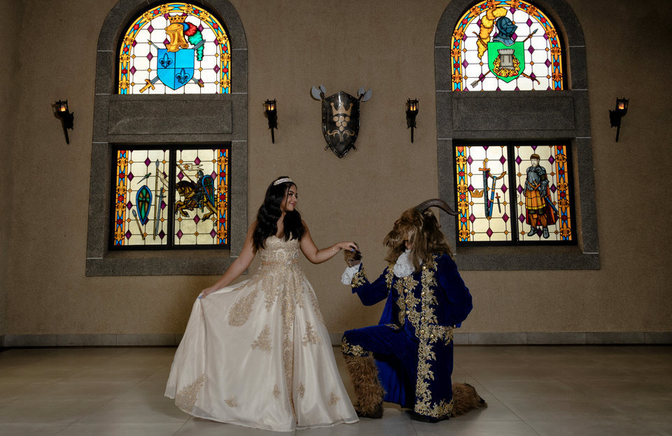 Ensaio fotográfico de debutante com o tema Bela e a Fera, no Castelo dos Vinhais em Vinhedo, fotografia de debutante John Edgard