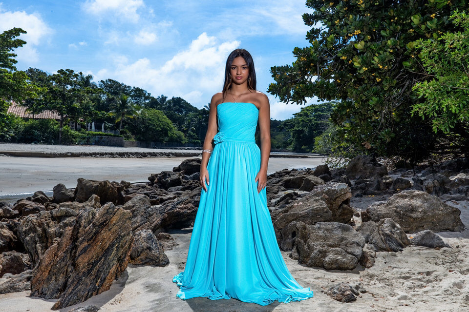 Ensaio da debutante Ana na Praia das Conchas no Guarujá, para sua festa de 15 anos. Fotógrafo de ensaios de debutante no Guarujá, SP