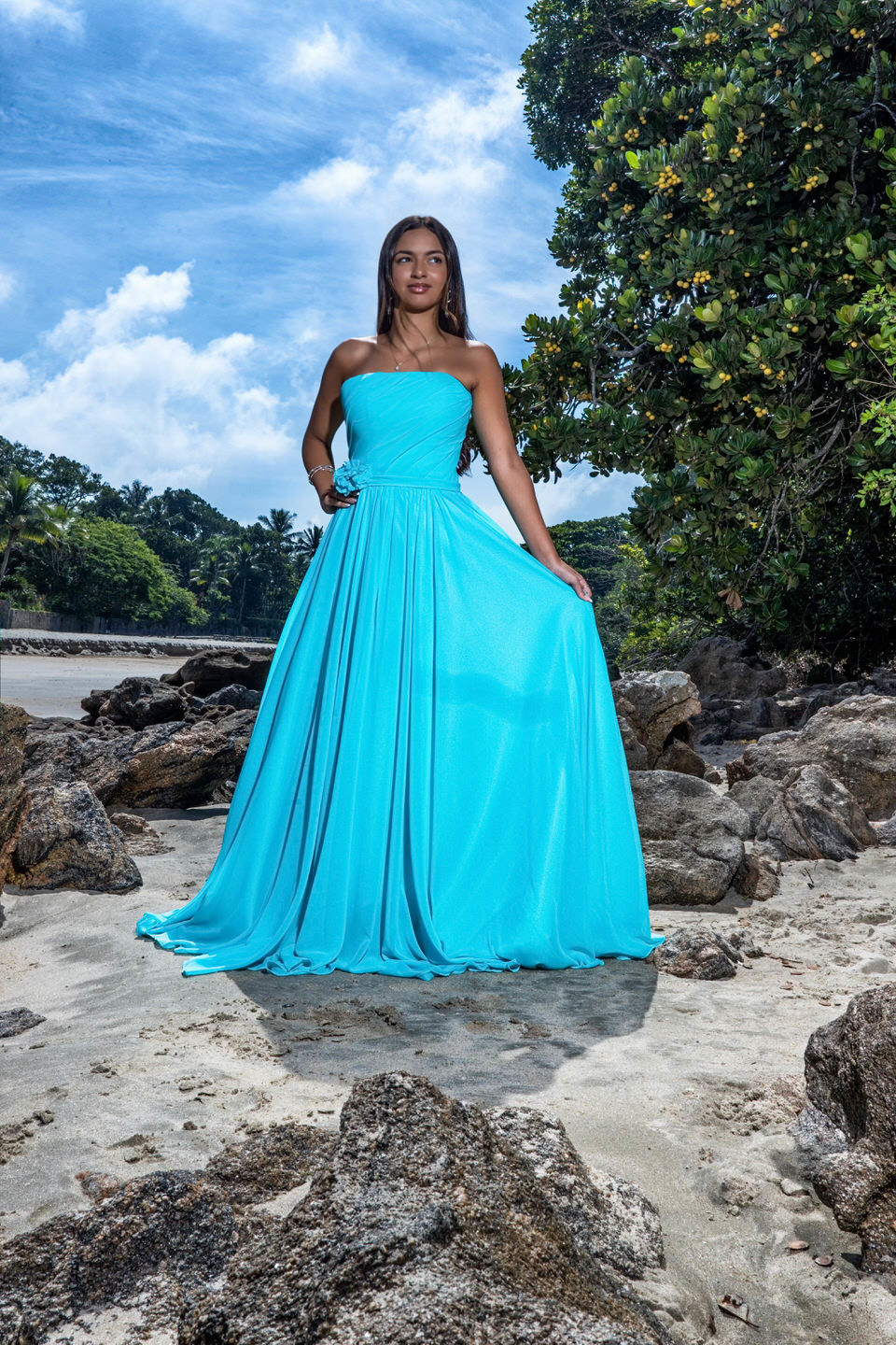 Ensaio da debutante Ana na Praia das Conchas no Guarujá, para sua festa de 15 anos. Fotógrafo de ensaios de debutante no Guarujá, SP