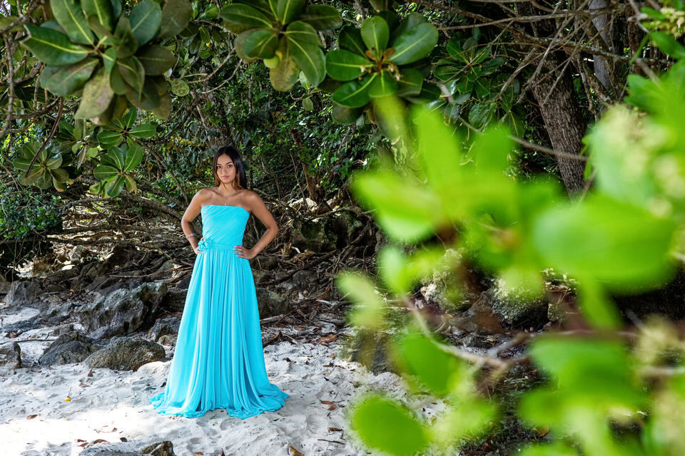 Ensaio da debutante Ana na Praia das Conchas no Guarujá, para sua festa de 15 anos. Fotógrafo de ensaios de debutante no Guarujá, SP
