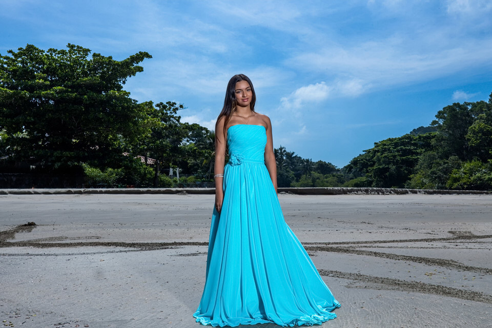 Ensaio da debutante Ana na Praia das Conchas no Guarujá, para sua festa de 15 anos. Fotógrafo de ensaios de debutante no Guarujá, SP