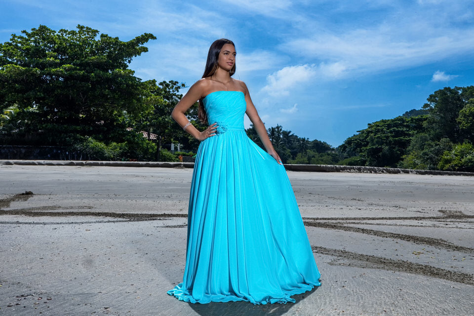 Ensaio da debutante Ana na Praia das Conchas no Guarujá, para sua festa de 15 anos. Fotógrafo de ensaios de debutante no Guarujá, SP