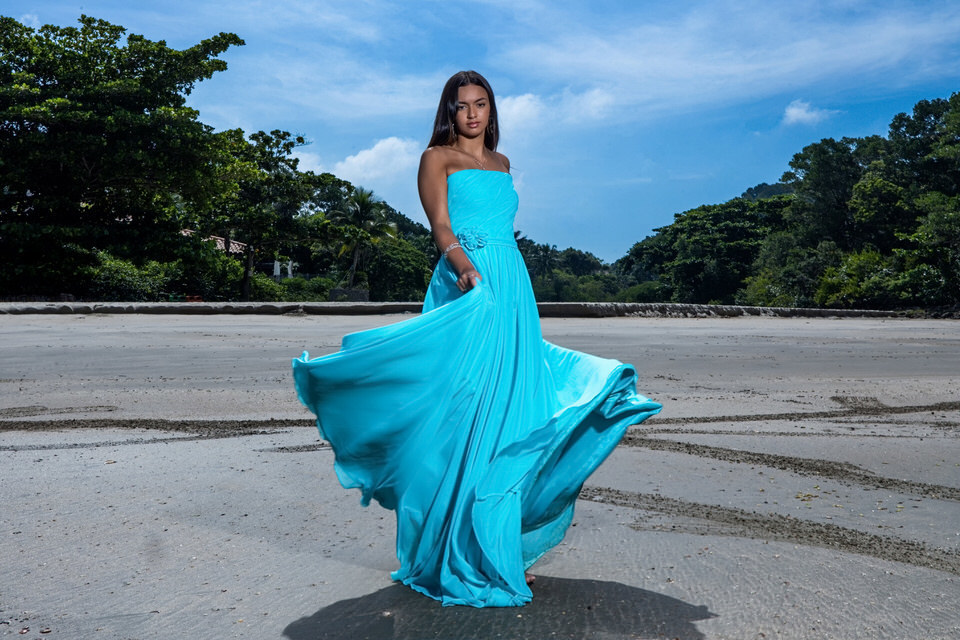 Ensaio da debutante Ana na Praia das Conchas no Guarujá, para sua festa de 15 anos. Fotógrafo de ensaios de debutante no Guarujá, SP