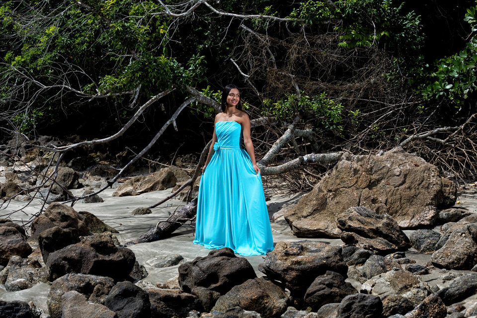 Ensaio da debutante Ana na Praia das Conchas no Guarujá, para sua festa de 15 anos. Fotógrafo de ensaios de debutante no Guarujá, SP