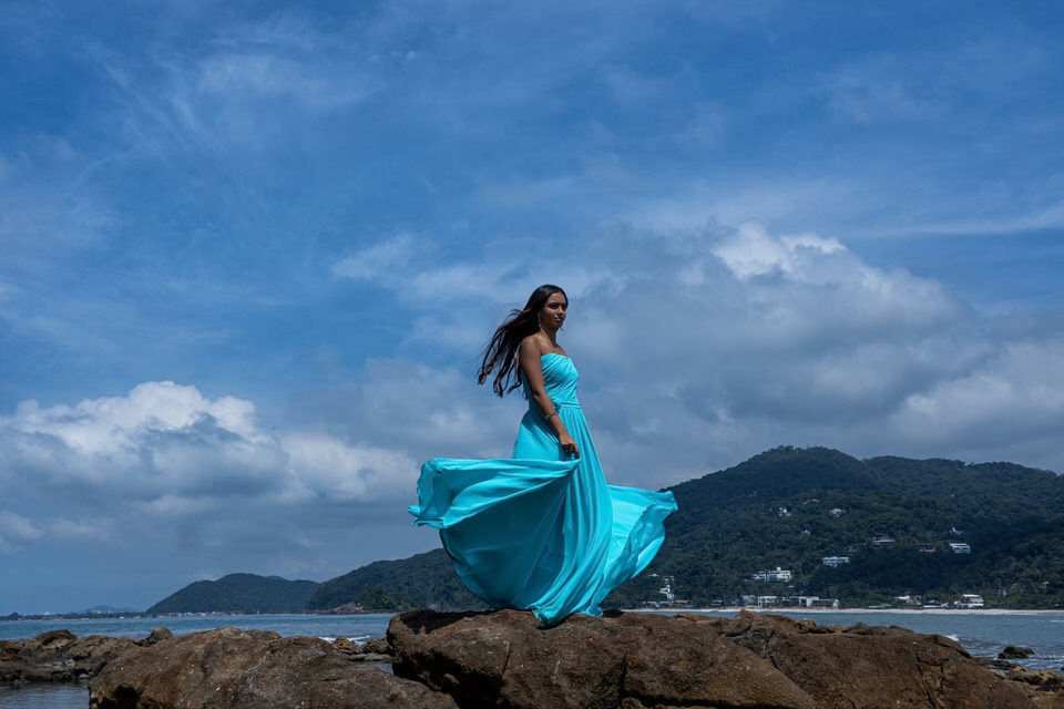 Ensaio da debutante Ana na Praia das Conchas no Guarujá, para sua festa de 15 anos. Fotógrafo de ensaios de debutante no Guarujá, SP
