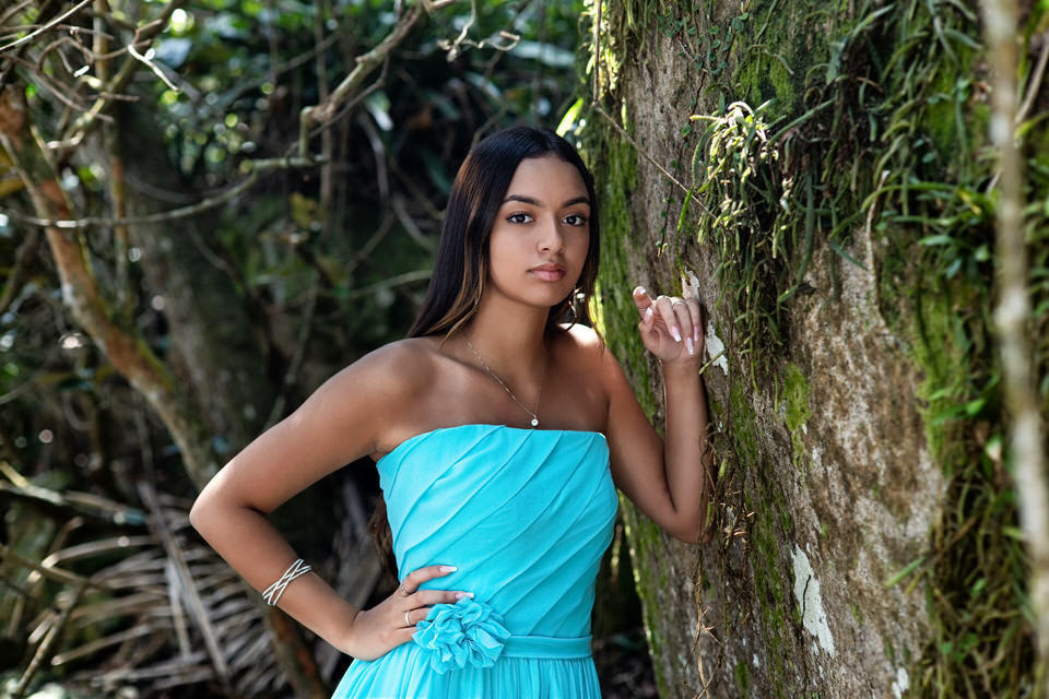Ensaio da debutante Ana na Praia das Conchas no Guarujá, para sua festa de 15 anos. Fotógrafo de ensaios de debutante no Guarujá, SP