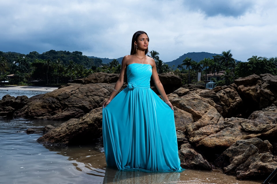 Ensaio da debutante Ana na Praia das Conchas no Guarujá, para sua festa de 15 anos. Fotógrafo de ensaios de debutante no Guarujá, SP