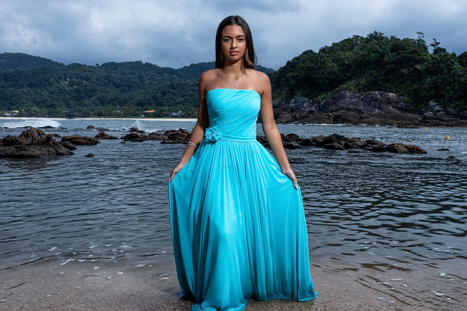 Ensaio da debutante Ana na Praia das Conchas no Guarujá, para sua festa de 15 anos. Fotógrafo de ensaios de debutante no Guarujá, SP