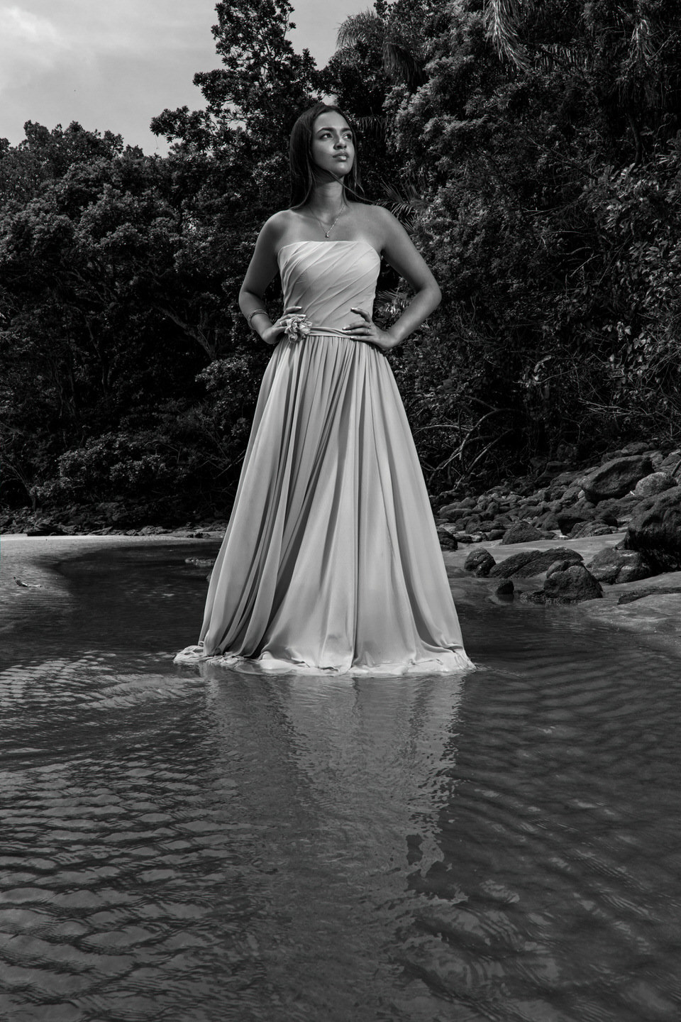 Ensaio da debutante Ana na Praia das Conchas no Guarujá, para sua festa de 15 anos. Fotógrafo de ensaios de debutante no Guarujá, SP