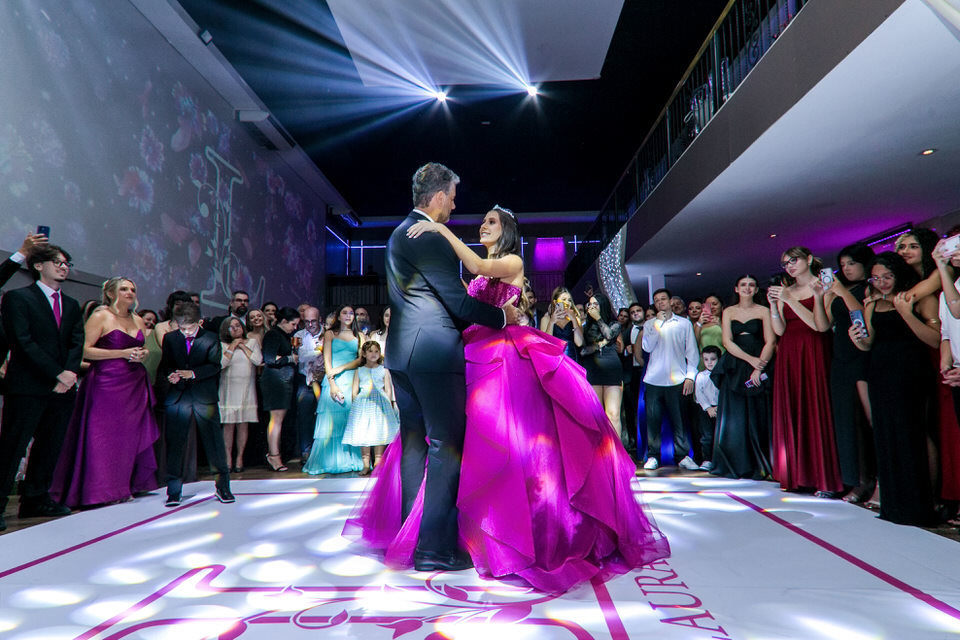 foto da valsa da debutante Lura na sua festa de 15 anos, no Buffet Fernandes, fotógrafo de 15 anos em SP